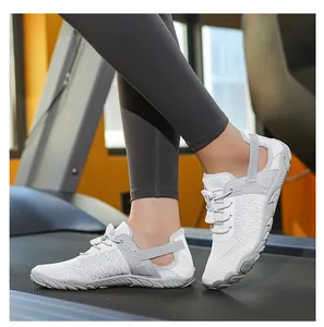 Detailaufnahme atmungsaktiver Strand-Mesh-Schuhe mit rutschfesten Gummisohlen im Fitnessstudio