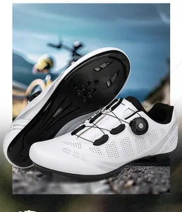 Dettaglio scarpe da ciclismo bianche con sistema di chiusura a rotore e fori traspiranti