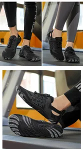 Detail von schnelltrocknenden Outdoorschuhen mit rutschfester Gummisohle und Mesh