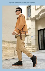 Stile street outdoor con giacca in pile cammello e stivali invernali neri antiscivolo