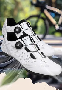 Dettaglio scarpe da ciclismo bianche traspiranti con chiusura a rotore e linee silver