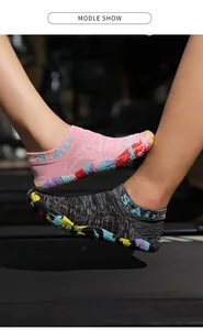 Due paia di scarpe acquatiche traspiranti ad asciugatura rapida su tapis roulant