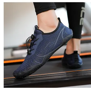 Detalle de zapato acuático azul con suela de goma antideslizante en cinta de correr