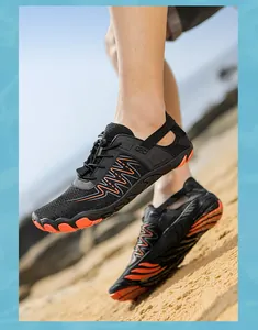 Detail von schnelltrocknenden Trekkingschuhen mit rutschfester Gummisohle und Wellenmuster