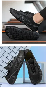 Detalle de zapatos de agua negros con suela de goma antideslizante y malla transpirable
