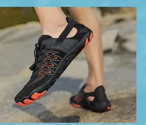 Detail von schnelltrocknenden Wasserschuhen mit schwarzem Mesh und griffiger Gummisohle