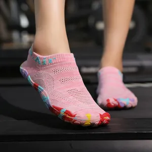 Scarpe da scoglio rosa asciugatura rapida donna con suola mimetica su tapis roulant