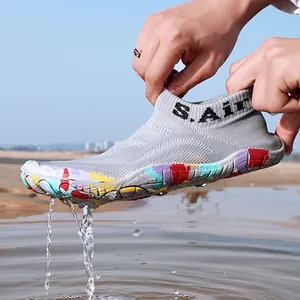 Scarpe acquatiche traspiranti outdoor con drenaggio in mesh e suole in gomma colorate
