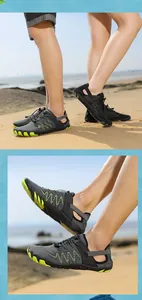 Detail der Outdoor-Wasserschuhe mit atmungsaktivem Mesh und rutschfester Gummisohle