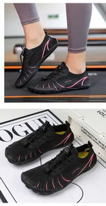 Detalle de zapato de malla negra transpirable con rayas rosas para fitness y deportes