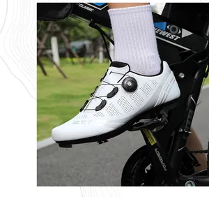Dettaglio della scarpa da ciclismo bianca traspirante con fibbia a rotore su un pedale