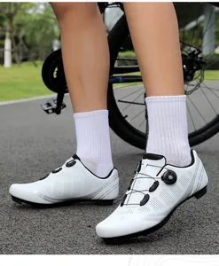 Dettaglio scarpe da ciclismo bianche con fibbia rotante e tomaia micro-perforata traspirante