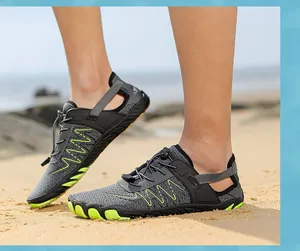 Detail von schnelltrocknenden Trekkingschuhen mit atmungsaktivem Netz und rutschfester Sohle