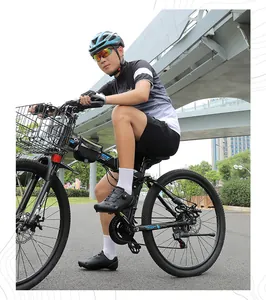 Dettaglio delle scarpe da ciclismo nere con sistema di chiusura rotante per bici