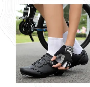 Dettagli di scarpe da ciclismo con chiusura rotante e guanti da bici coordinati a metà dito