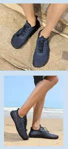 Detalle de zapatillas de agua azul oscuro con malla transpirable y cordones elásticos rápidos