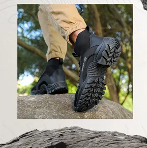 Detalle de suela de caucho con tacos profundos en zapatillas de senderismo