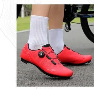 Dettaglio scarpe da ciclismo rosse con chiusura a rotore e tomaia traforata traspirante