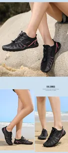 Detalle de zapatillas de agua de malla negra con rayas rosas y sistema de cordones rápido