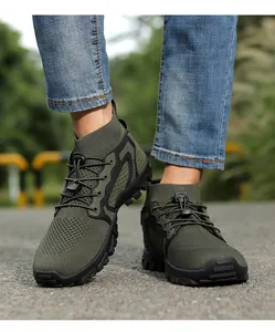 Detalle de zapatillas de senderismo de punto verde militar con cordones rápidos y suela robusta