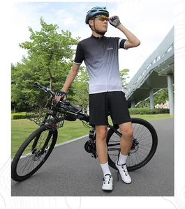 Vista esterna di un completo da ciclismo professionale sfumato con pantaloncini e casco