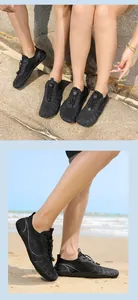 Primer plano de zapatos de agua negros con malla transpirable y sistema de cordones