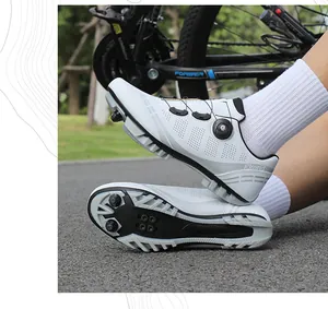 Dettaglio scarpe da ciclismo bianche con chiusura a rotore e fori di ventilazione laser
