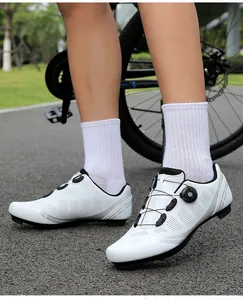 Vista dall'alto di scarpe da ciclismo bianche con sistema BOA su strada