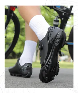 Dettaglio scarpe da ciclismo MTB nere con fibbia rotante e pelle sintetica traspirante
