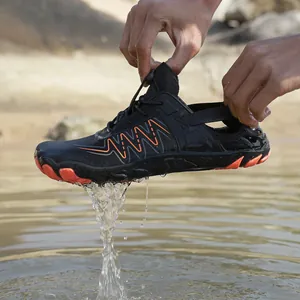 Outdoor-Wasserschuhe mit rutschfester orangefarbener Sohle und atmungsaktivem Mesh