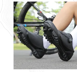 Dettaglio scarpe da mountain bike traspiranti con tacchetti antiscivolo e fibbia a rotazione