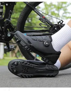 Dettaglio scarpa MTB nera con chiusura a rotore e fori di ventilazione traspiranti