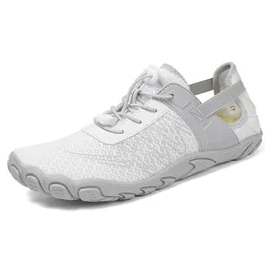 Weiße atmungsaktive Mesh-Wasserschuhe mit rutschfester Sohle und Schnellverschluss