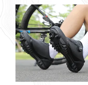 Dettaglio scarpe MTB nere con suola artigliata antiscivolo e sistema di chiusura a rotore