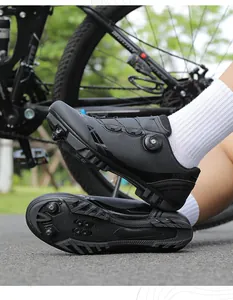 Dettaglio scarpa MTB nera con fori di ventilazione e suola tacchettata antiscivolo