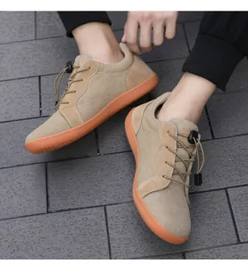 Details der Barfußschuhe aus khakifarbenem Canvas mit orangefarbener Sohle und Schnellschnürung