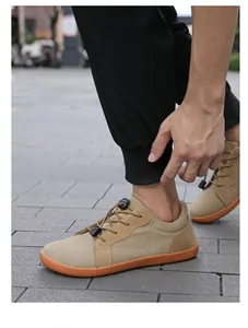 Ansicht der khakifarbenen Barfußschuhe mit breiter Zehenbox und rutschfester Gummisohle am Fuß
