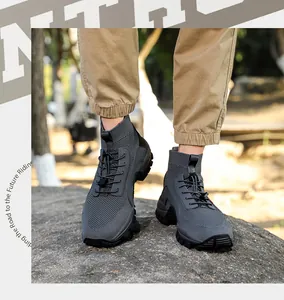 Detalle del tejido de punto gris oscuro y la suela antideslizante del zapato de senderismo