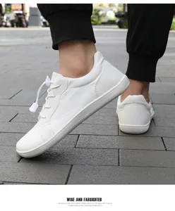 Outdoor-Aufnahme weißer Barfußschuhe mit elastischen Schnürsenkeln und atmungsaktivem Mesh
