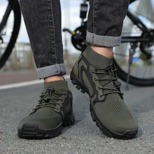Legergroene ademende gebreide wandelschoenen met brede neus en duurzame rubberen zool