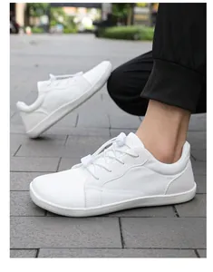 Makro-Detail weißer Barfußschuhe mit atmungsaktivem Mesh und elastischem Schnellverschluss