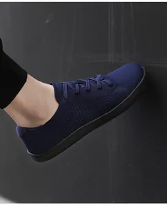 Vista lateral de zapato de montaña de punto azul marino con suela antideslizante