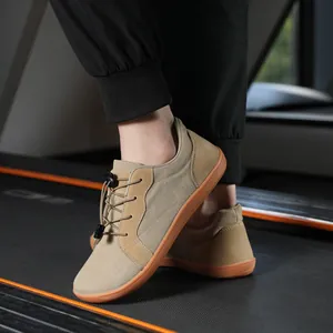 Khaki Barfußschuhe mit breiter Zehenbox und Schnellverschluss auf dem Laufband