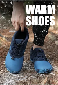 Details blauer wasserdichter Winterwanderschuhe mit warmem Pelzfutter und Schnellverschluss