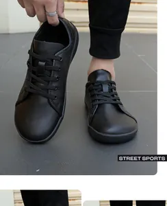 Makroaufnahme flexibler Barfußschuhe in Schwarz mit breiter Zehenbox und robuster Sohle
