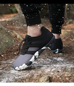 Detailansicht der Winter-Wanderschuhe mit Schnellschnürsystem und dicker Camouflage-Sohle