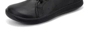 Detailansicht schwarzer Leder-Barfußschuh mit feinen Nähten und rutschfester Sohle