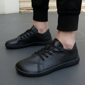 Minimalistische Barfußschuhe für Herren in Mattschwarz mit breiter Zehenbox aus Leder