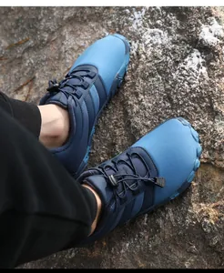 Details von wasserdichten Wanderschuhen mit elastischen Schnürsenkeln auf Felsgelände