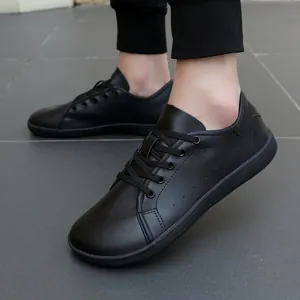 Minimalistische schwarze Barfußschuhe mit breiter Zehenbox für Fitness und Wandern
